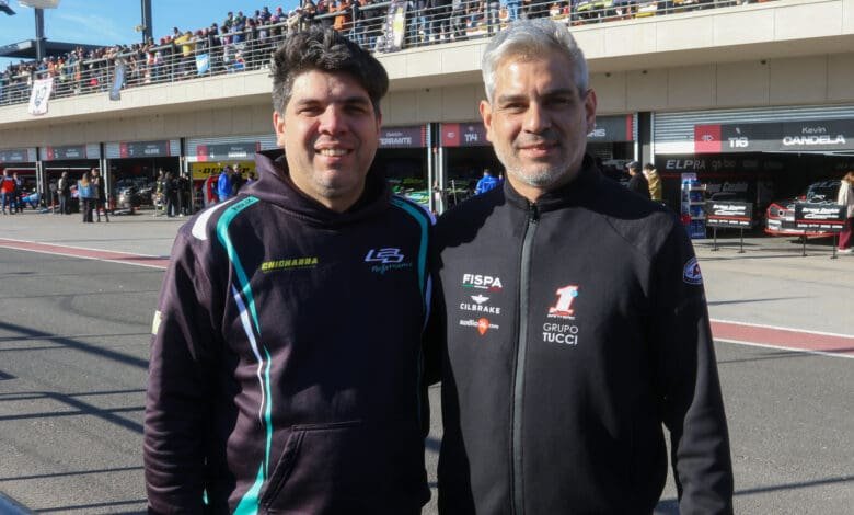 Los Benavidez, en plena calle de boxes