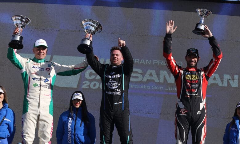 Llaver celebra en lo más alto del podio