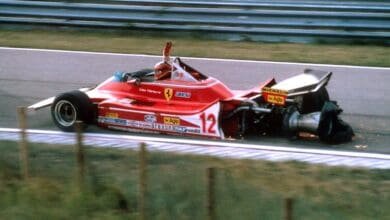 Villeneuve a bordo de su Ferrari, brazo en alto