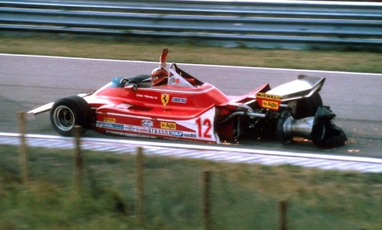 Villeneuve a bordo de su Ferrari, brazo en alto