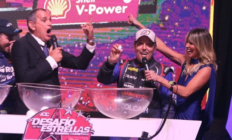 Mazzacane muestra la bolilla 1