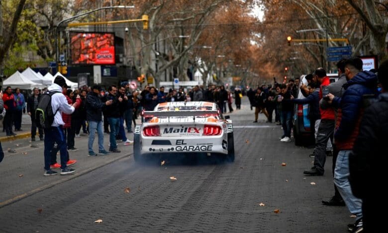 Jalaf aceleró el Mustang por la Peatonal