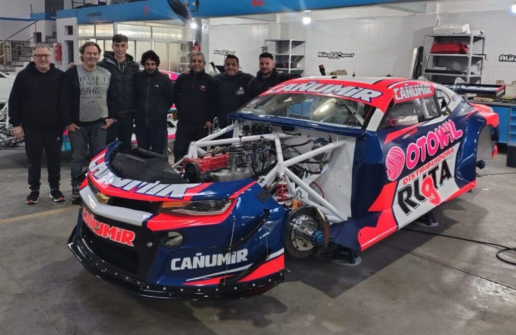 El equipo de Alifraco y Quijada junto al flamante Camaro