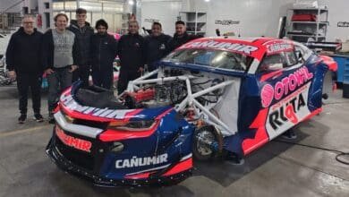 El equipo de Alifraco y Quijada junto al flamante Camaro
