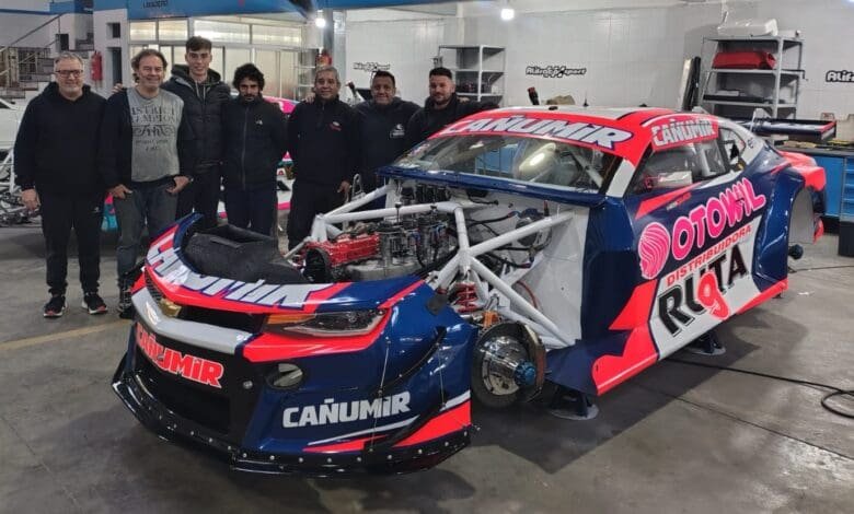 El equipo de Alifraco y Quijada junto al flamante Camaro
