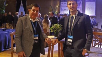 Néstor Etman: “Estamos trabajando en el nuevo centro de distribución” 9 Néstor y Bruno Etman, en el encuentro
