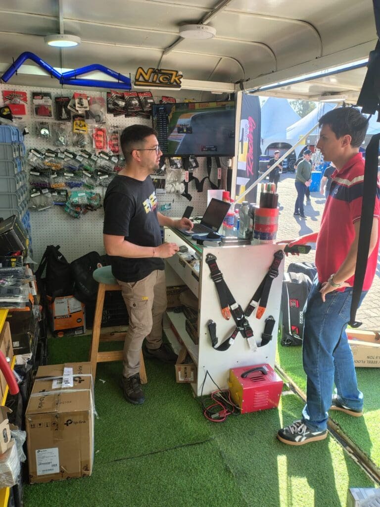 2M2S Racing: una tienda de automovilismo en cada autódromo 4 WhatsApp Image 2025 09 04 at 17.09.30
