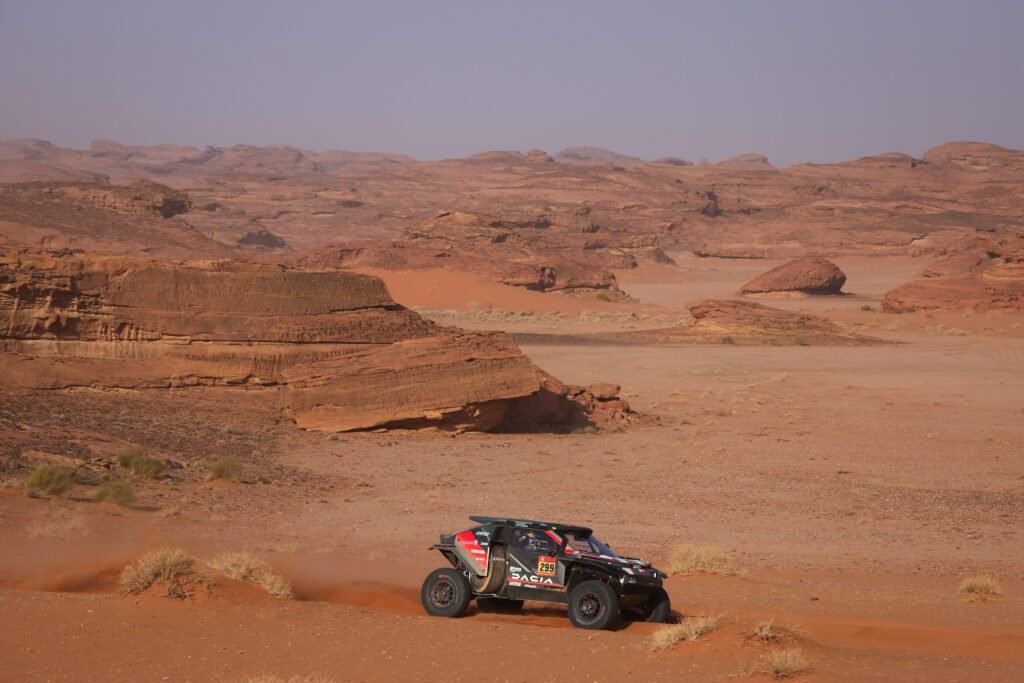Etapa 4: Victoria de Cavigliasso, virtual abandono de Al-Rajhi 3 Nasser Al-Attiyah buscando un buen resultado en el etapa 4