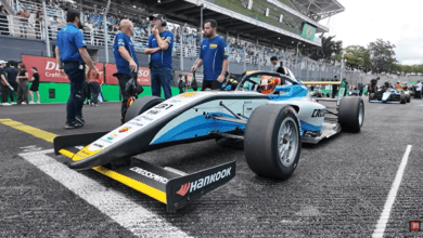 Renzo Barbuy en su auto de la F4 Brasileña