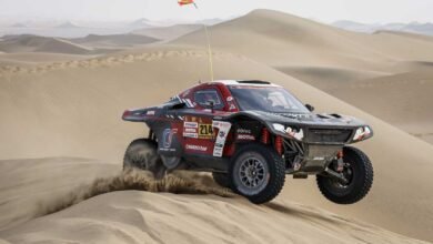 Serradori marcha sobre una duba rumbo a la victoria de la etapa 10 en el Dakar 2026