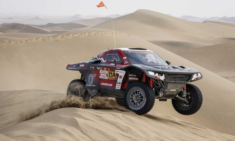 Serradori marcha sobre una duba rumbo a la victoria de la etapa 10 en el Dakar 2026