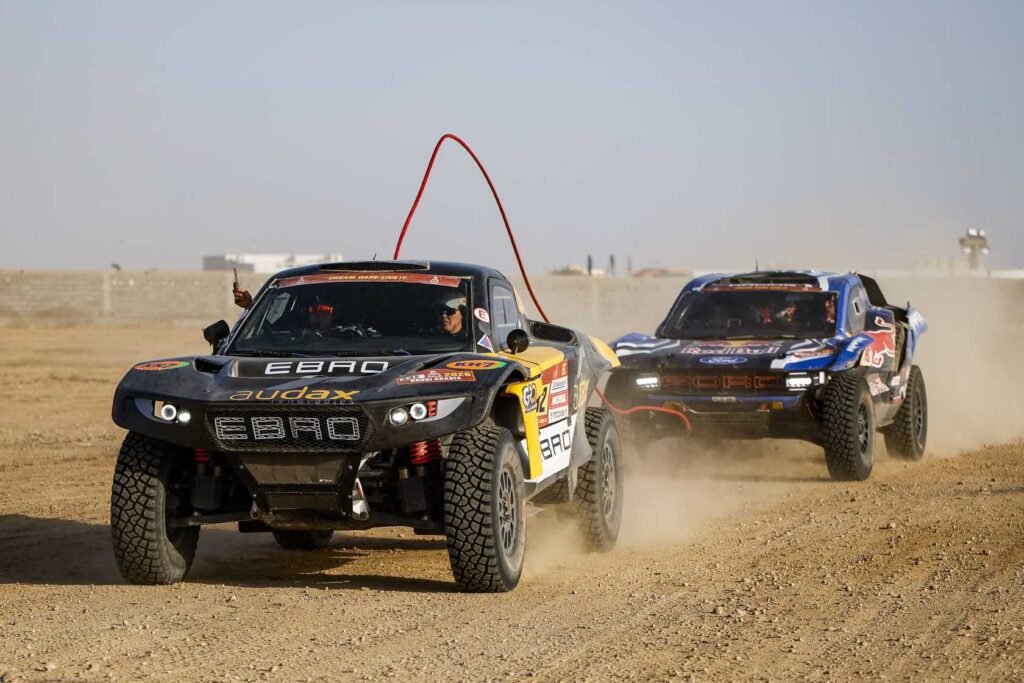 Laia Sanz remolca a Nani Roma en el final de la etapa 12 del Dakar 2026.