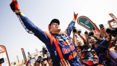 Luciano Benavides festeja en la llegada del Dakar