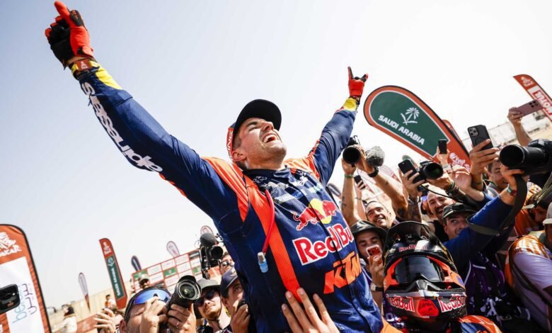 Luciano Benavides festeja en la llegada del Dakar