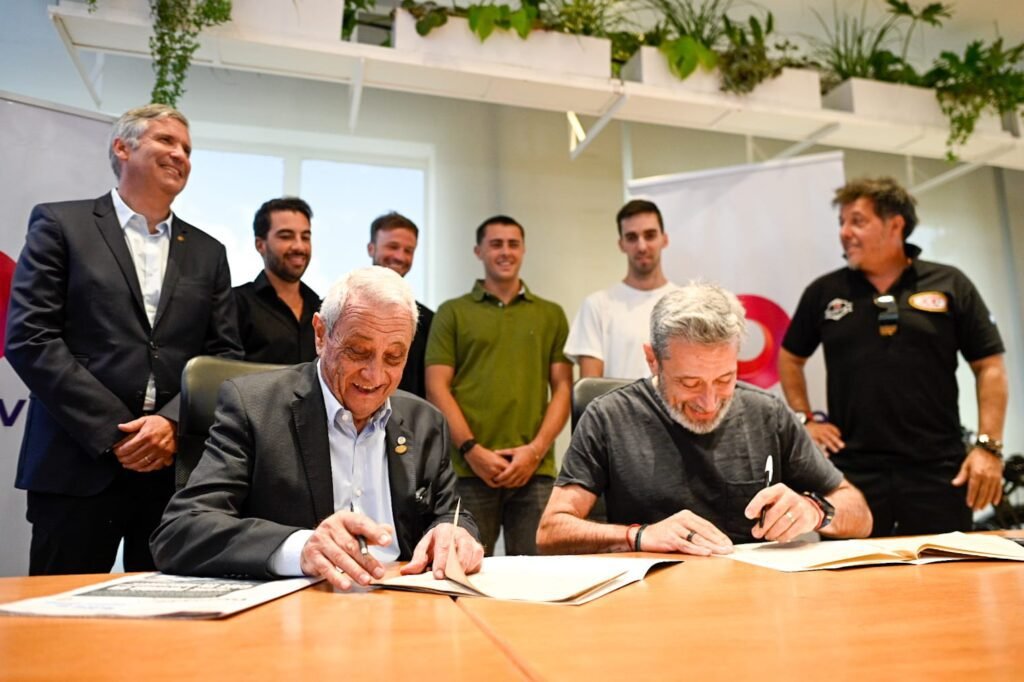 La firma del convenio de TV entre la ACTC y Canal 9