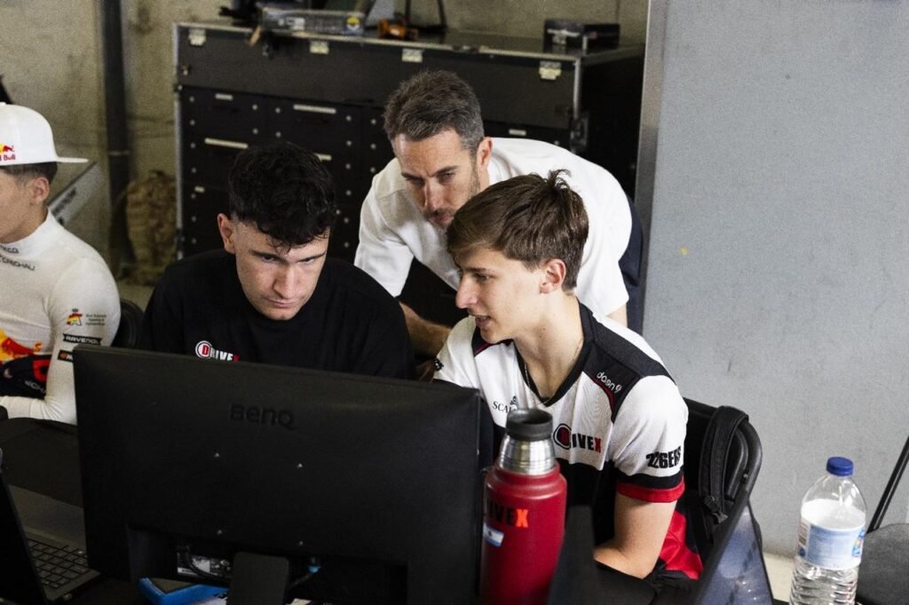 Valentín Brusa trabaja en boxes