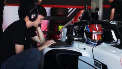 Valentín Brusa, pasión, ingeniería y trabajo en equipo 7 Valentín Brusa trabajando con su computadora en los boxes