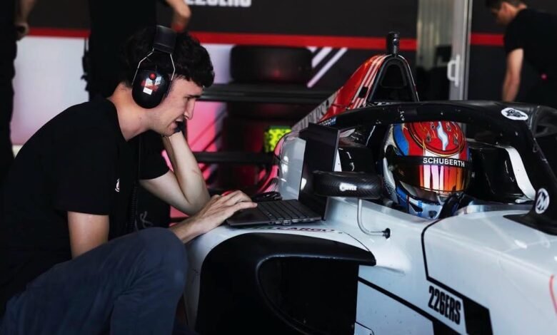 Valentín Brusa trabajando con su computadora en los boxes