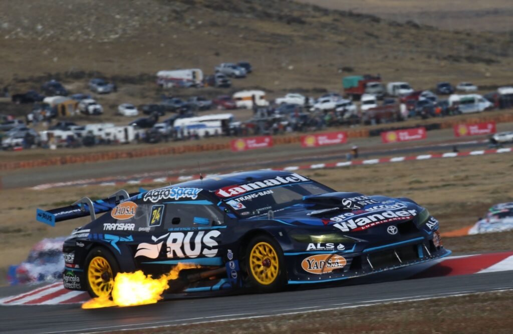 Jose Di Palma en el auto del RUS MED Team