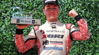 Borgert con el trofeo del segundo puesto de TC Pista en El Calafate