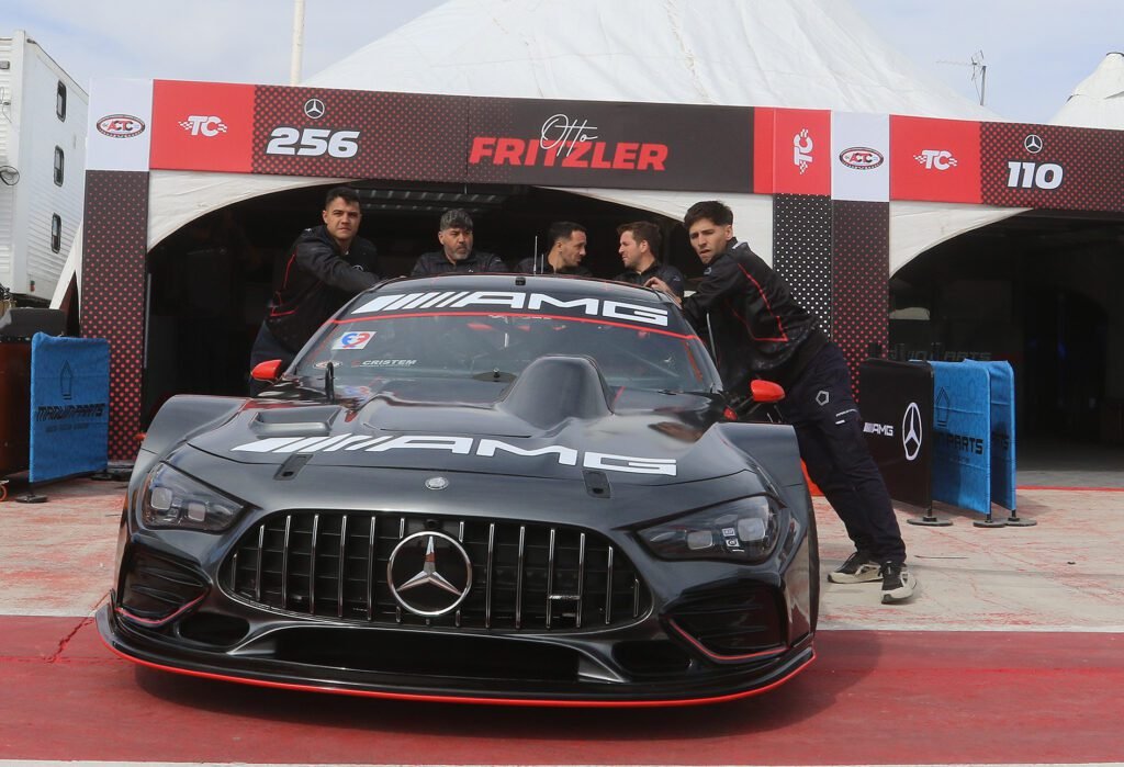 El Mercedes Benz del Prestige liderado por Herraro, en boxes