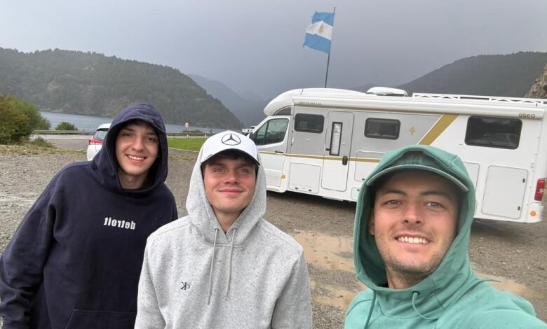Otto Fritzler, Iñaki Zugasti y Iaio González con el motorhome que los llevó a El Calafate