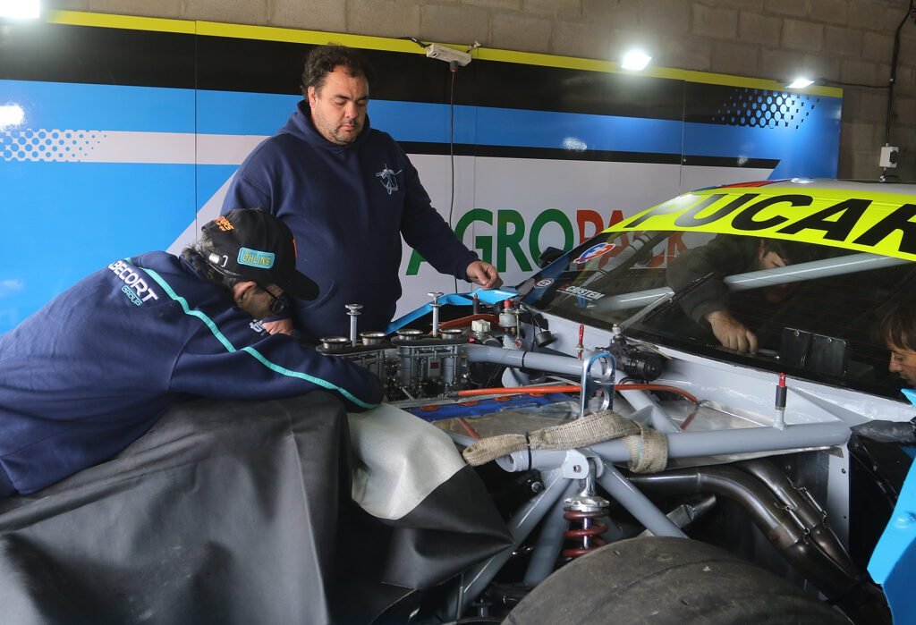 El equipo de Teti trabajando en los boxes de El Calafate