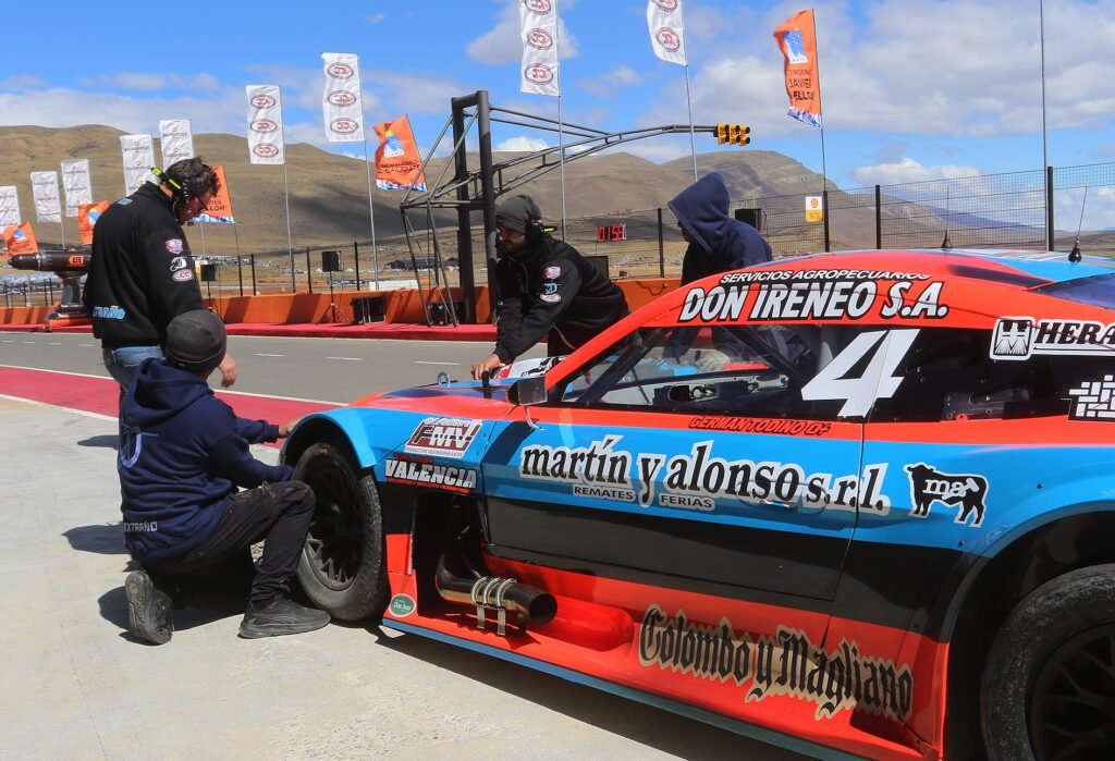 El auto de Germán Todino en el equipo de Jerónimo Teti en los boxes de El Calafate