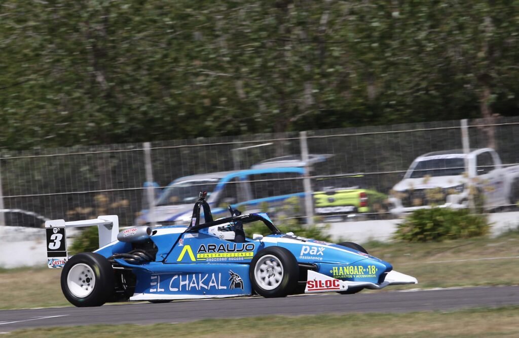 Fórmula 3 Metropolitana: Contundente triunfo de Caram 3 Sebastián Caram en su auto rumbo a la victoria de la F3 Metropolitana