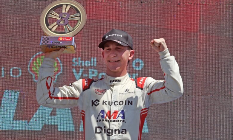 Santilli Pazos en el podio de las TC Pista Pick Ups