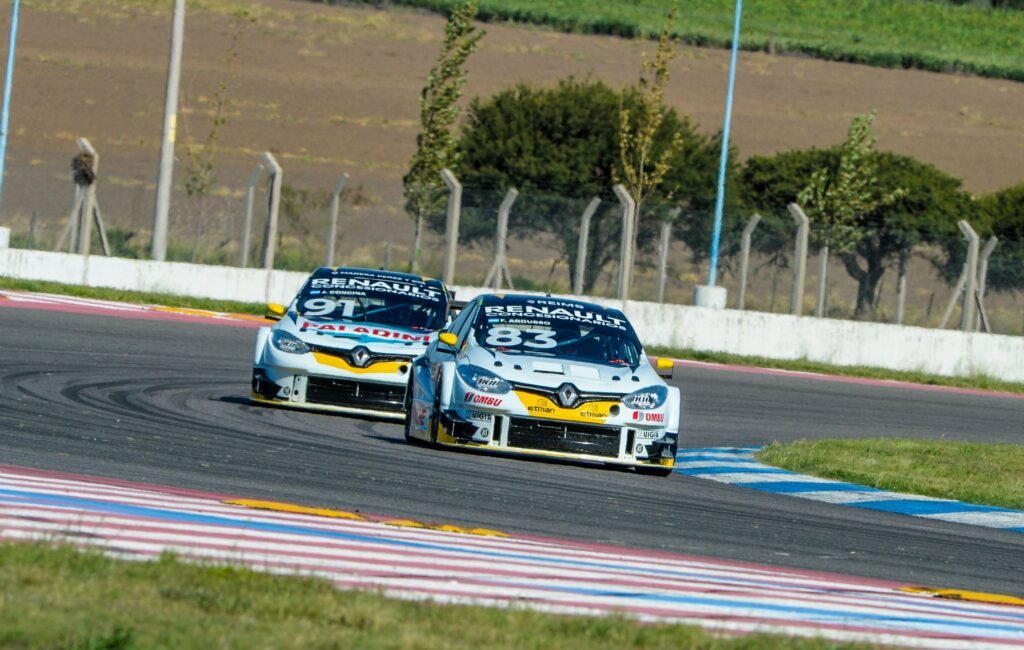 El Renault de Ardusso en pleno entrenamiento del TurCarr 2000 en Toay