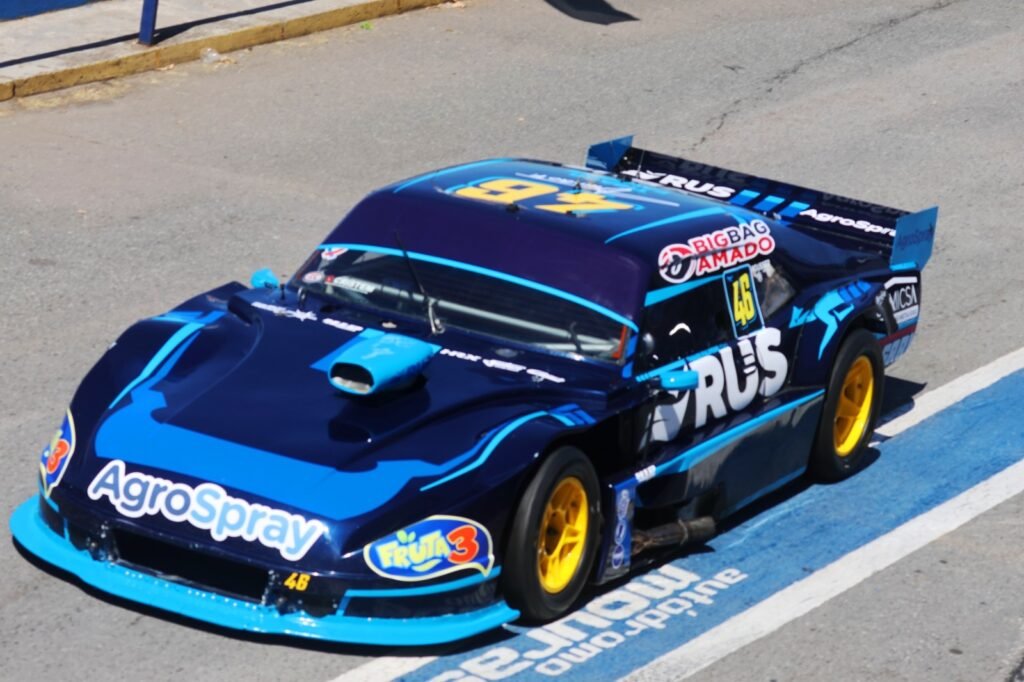 Constanzo con el auto del RUS MED