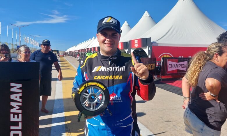 Clase 3: Martini es el poleman de Toay 1 Matini celebra la pole de la Clase 3 del Turismo Pista en Toay