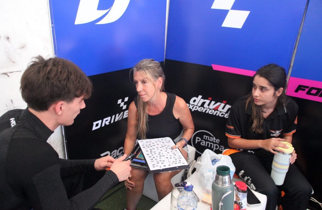 Andrea Ricagno trabajando con los pilotos
