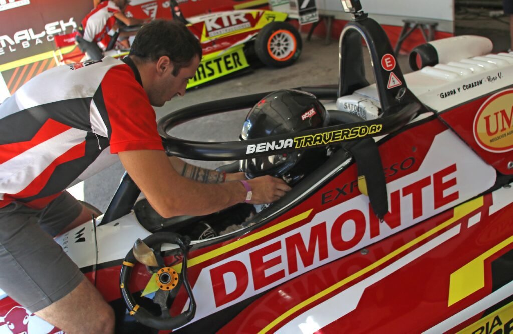 Matías Gentile Michelena trabajando en el auto del Satorra Competición