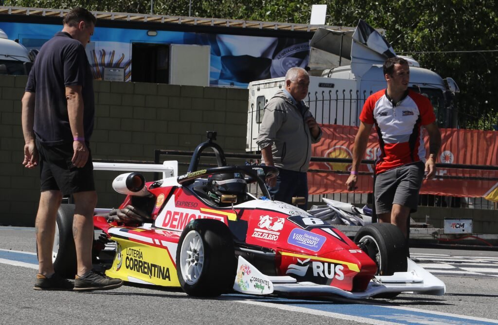 Matías Gentile Michelena y el auto de Benjamín Traverso