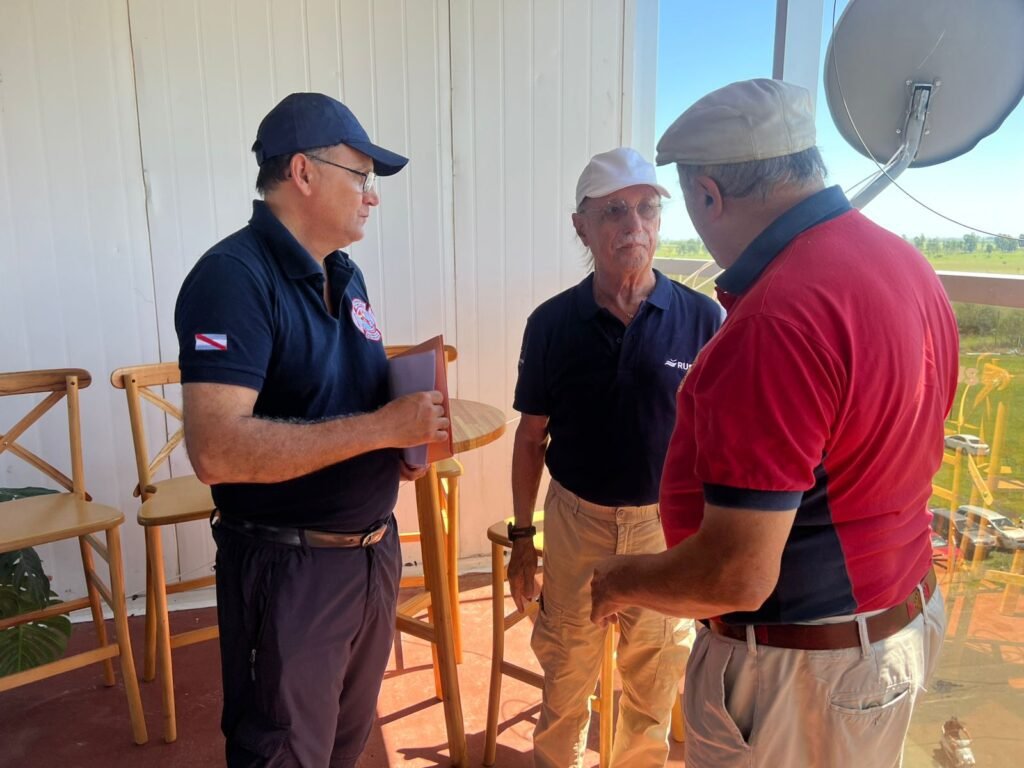 Lucio Godoy, presidente del Río Uruguay Seguros, en la entrega del material para los bomberos