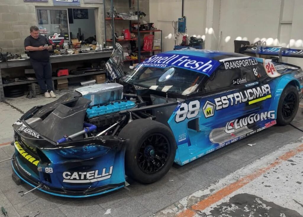 El Mustang del Savino Sport en el taller