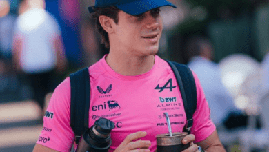 Franco Colapinto con el mate llegando a Asutralia