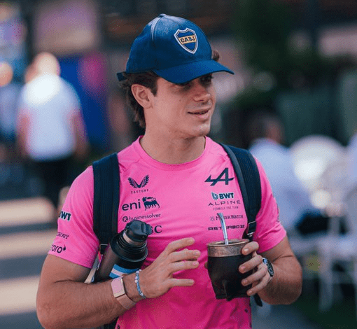 Franco Colapinto con el mate llegando a Asutralia