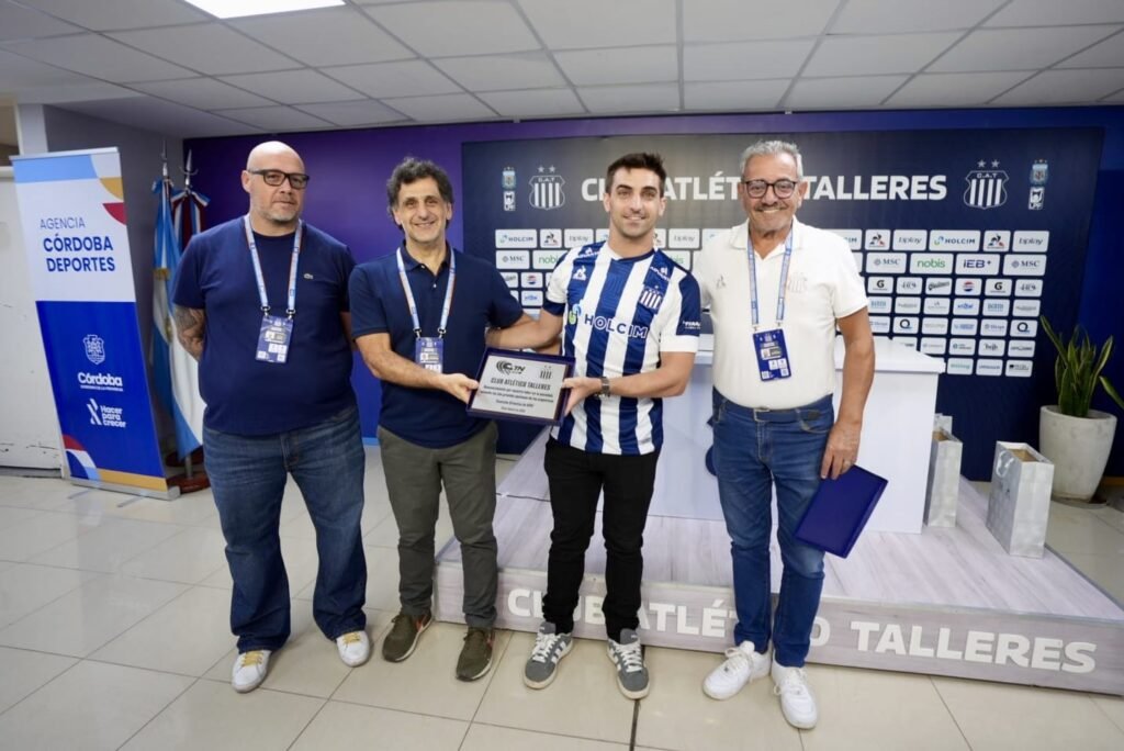 Facundo Chapur presentando el TN en la cancha de Talleres