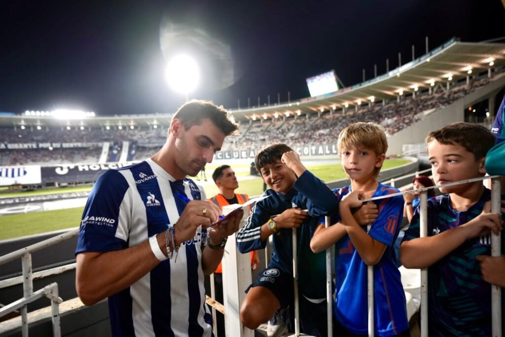 Facundo Chapur con los fanáticos en la cancha de Talleres