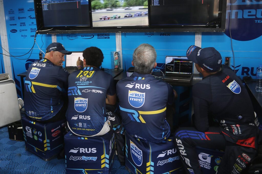 Serpero en charla técnica con los pilotos del RUS MED Team