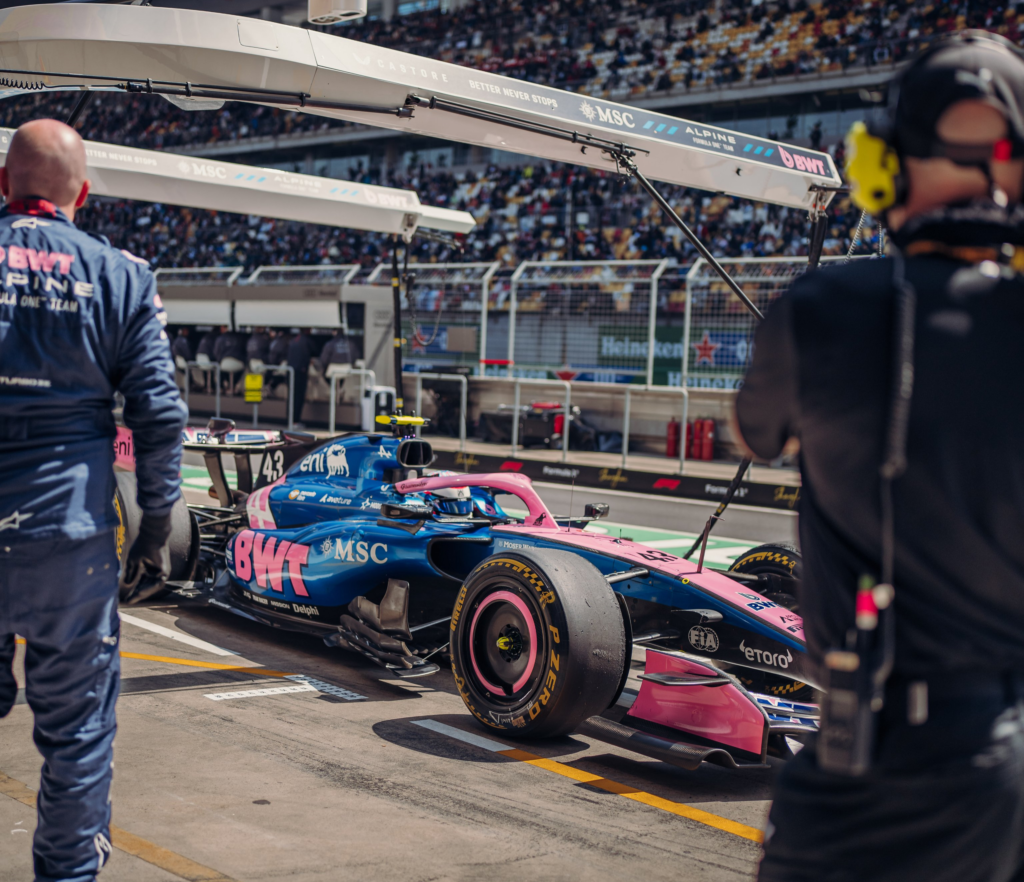 Colapinto en los boxes de Shangai