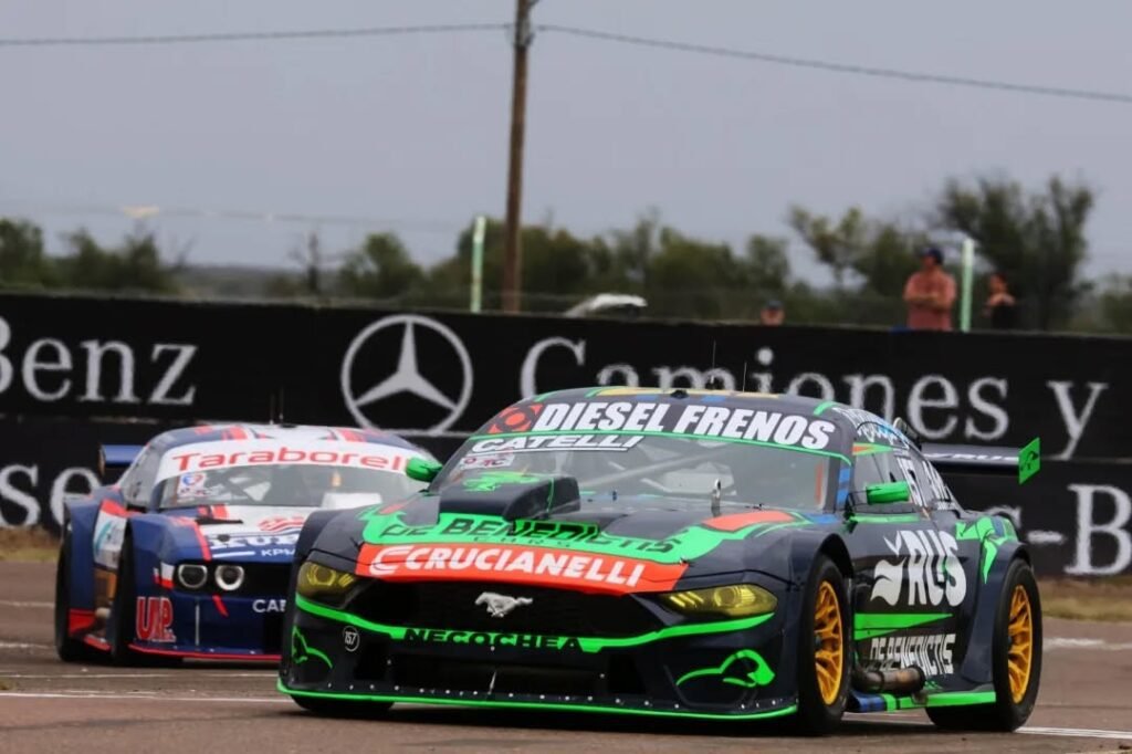 El auto de De Benedictis en la estructura de Mauro Medina