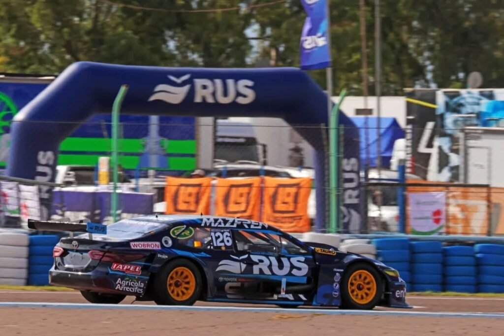 El auto de Thomas Ricciardi bajo la estructura de Mauro Medina