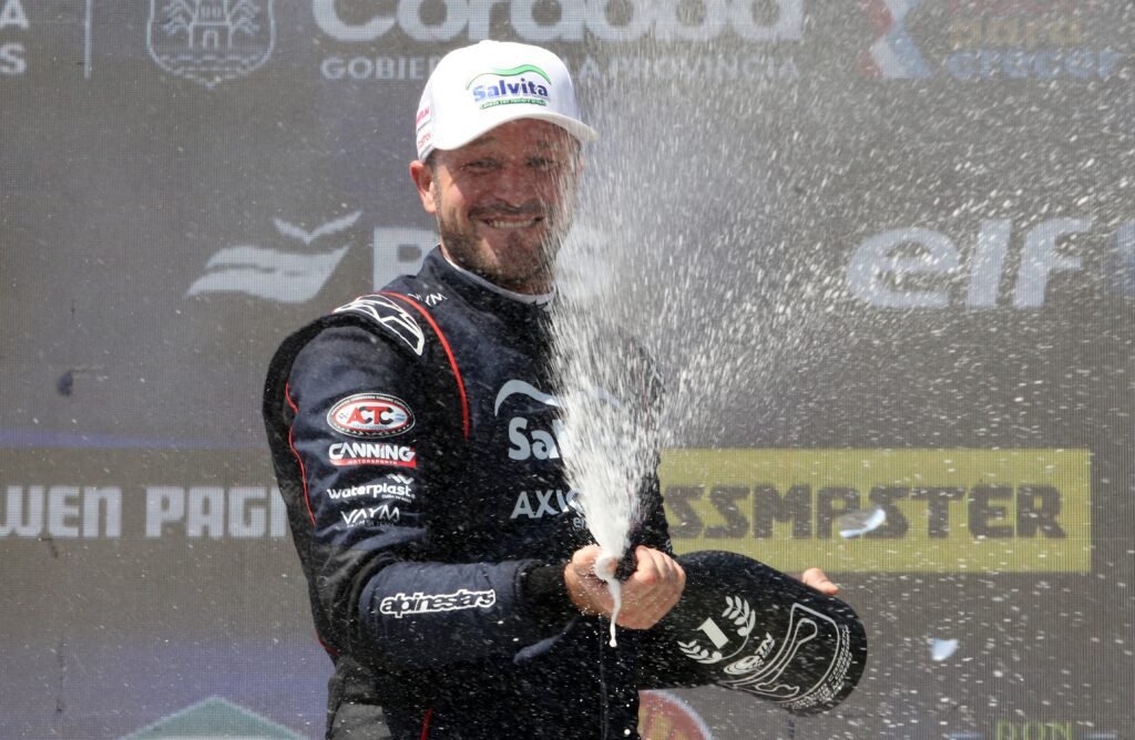El piloto del Canning, Agustín Canapino, celebra la victoria de la Clase 3