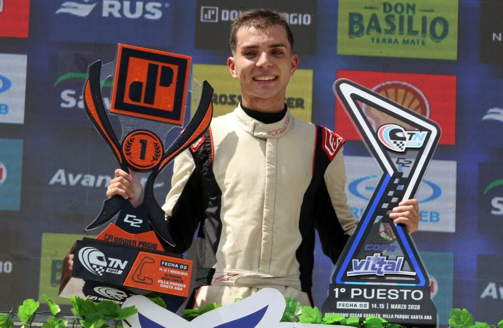 Tomás Vitar festeja el triunfo de la Clase 2 en el podio