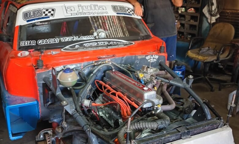 El auto de David Antunez siendo alistado en el taller