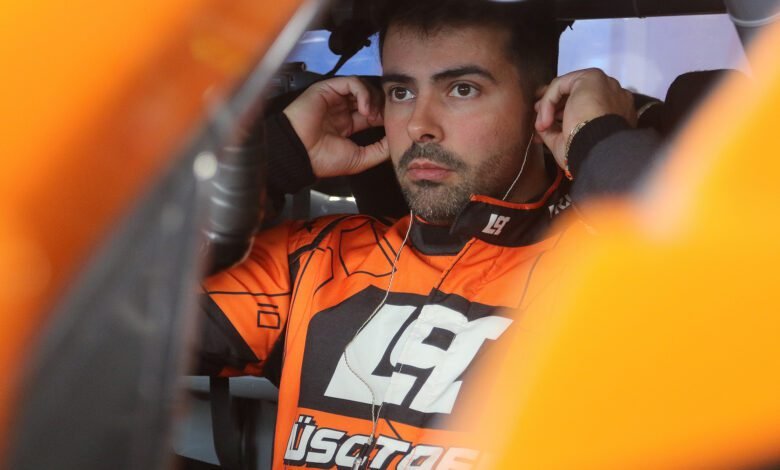 Lambiris en el habitáculo de su auto en Alta Gracia